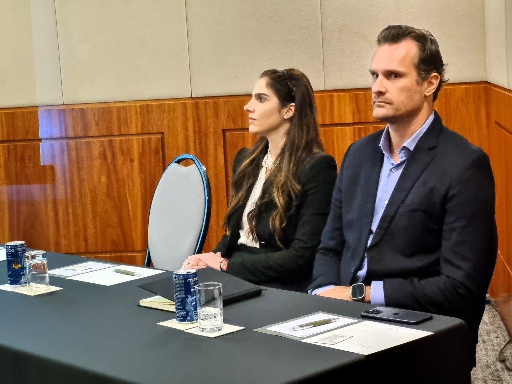 Juliana Lauro, vice-presidente (Porsche Brasil) e Rodrigo Soares (Grupo UK Motors), diretor financeiro com Marcelo Godoy compõem a gestão 2023/2024 da Abeifa.