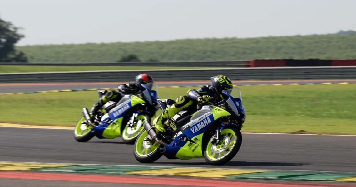 Yamaha R15 BLU CRU América Latina e Yamalube R3 BLU CRU América Latina